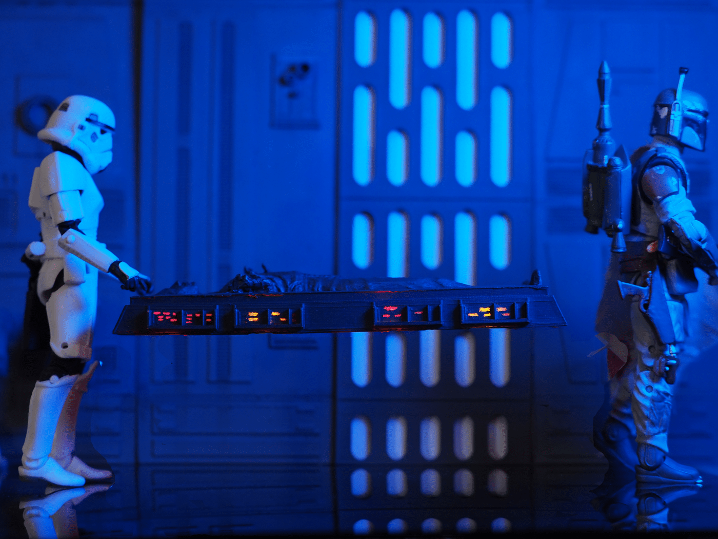 Bild: Han-in-Carbonite---carried-by-Stormtrooper---Boba-leads-the-way